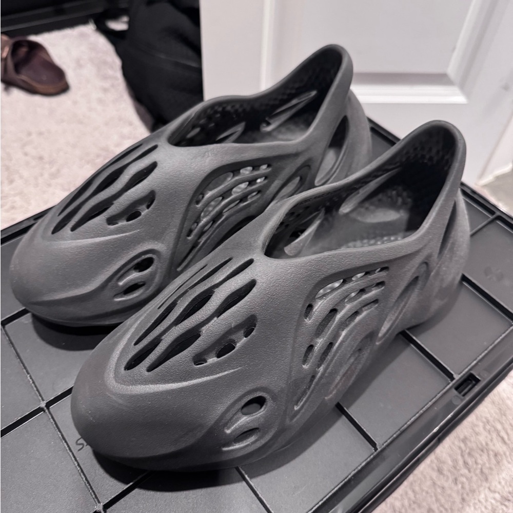 Yeezy Foam RNNR Carbon